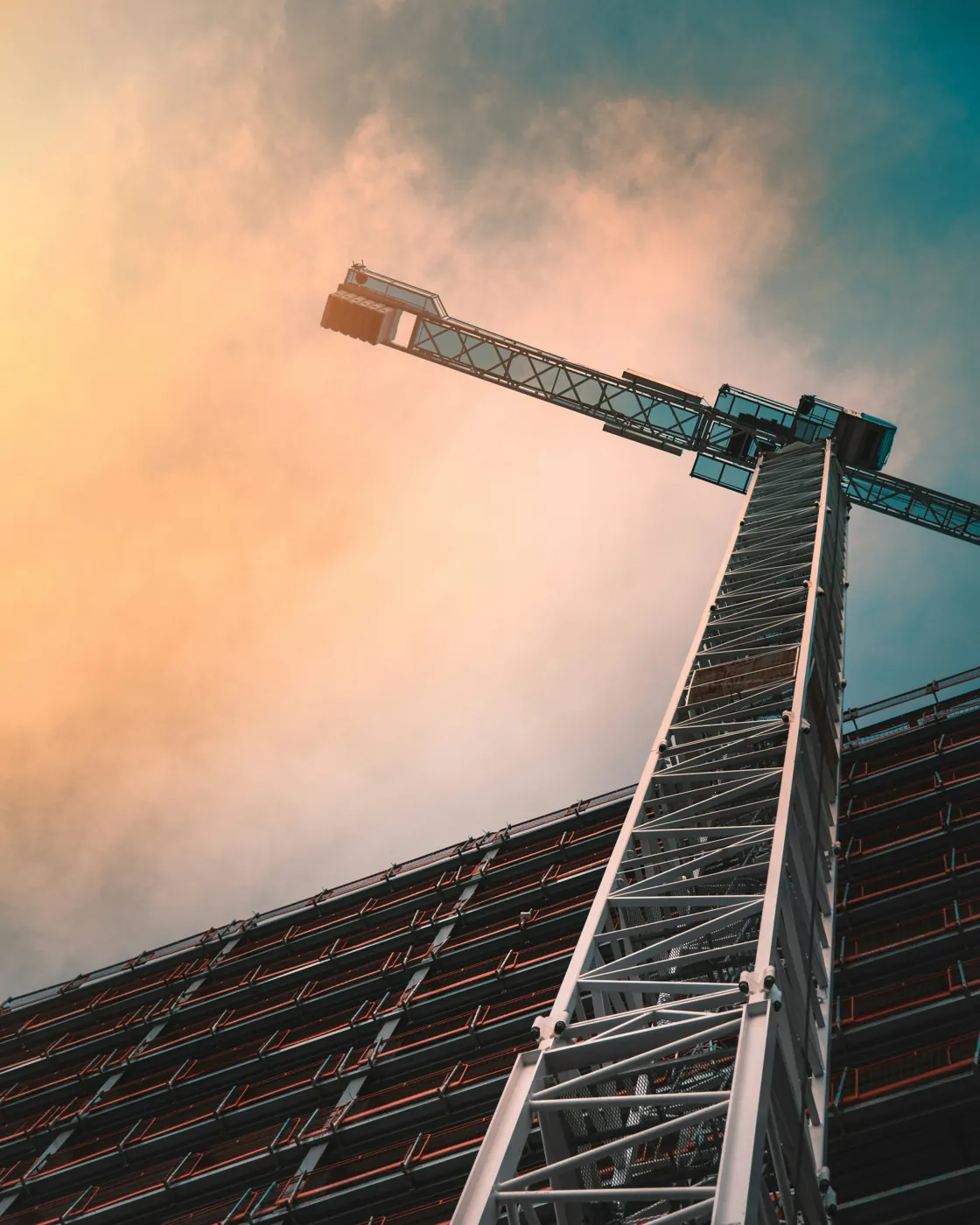 Fotografía de ángulo bajo de grúa torre gris