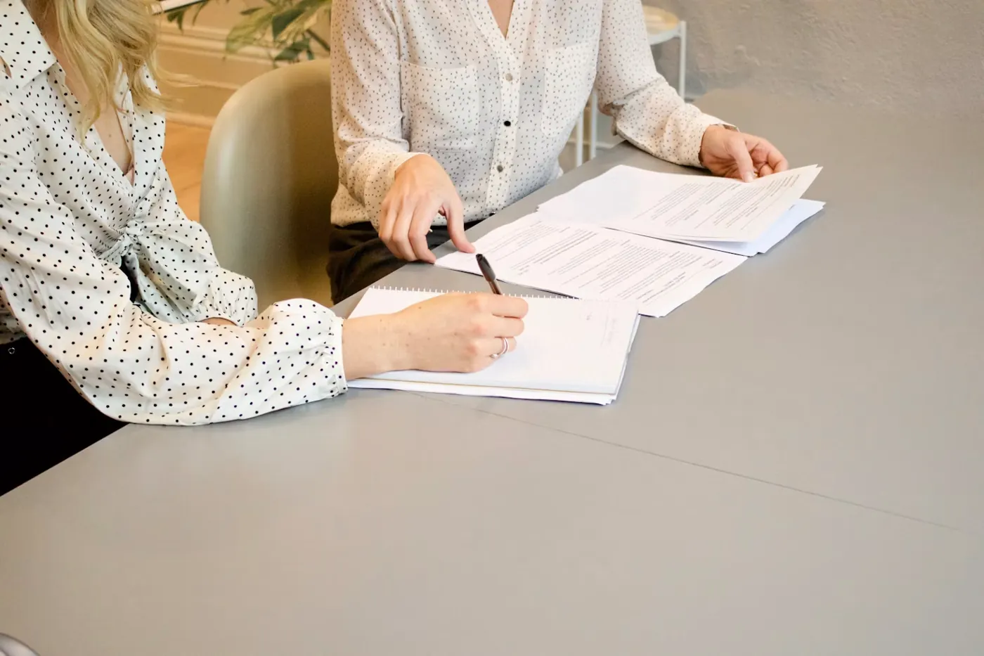 Dos personas revisando y firmando documentos