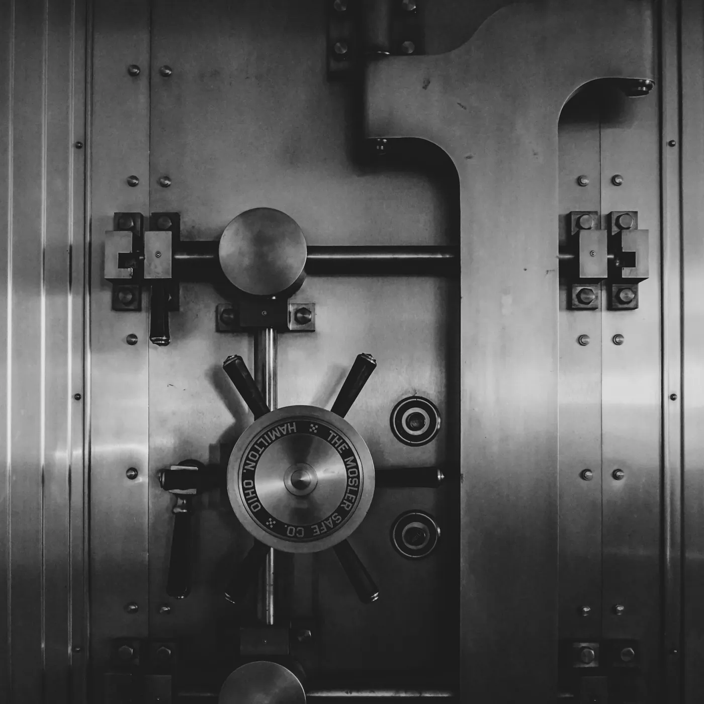 Puerta de acero de una bóveda bancaria