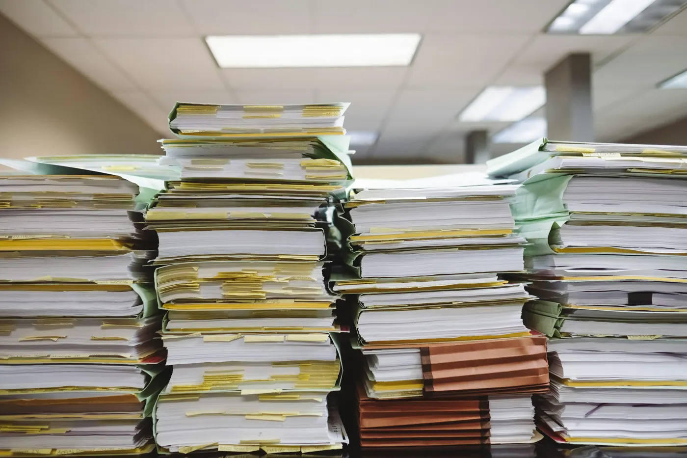 pilas de documentos en papel y carpetas de archivo