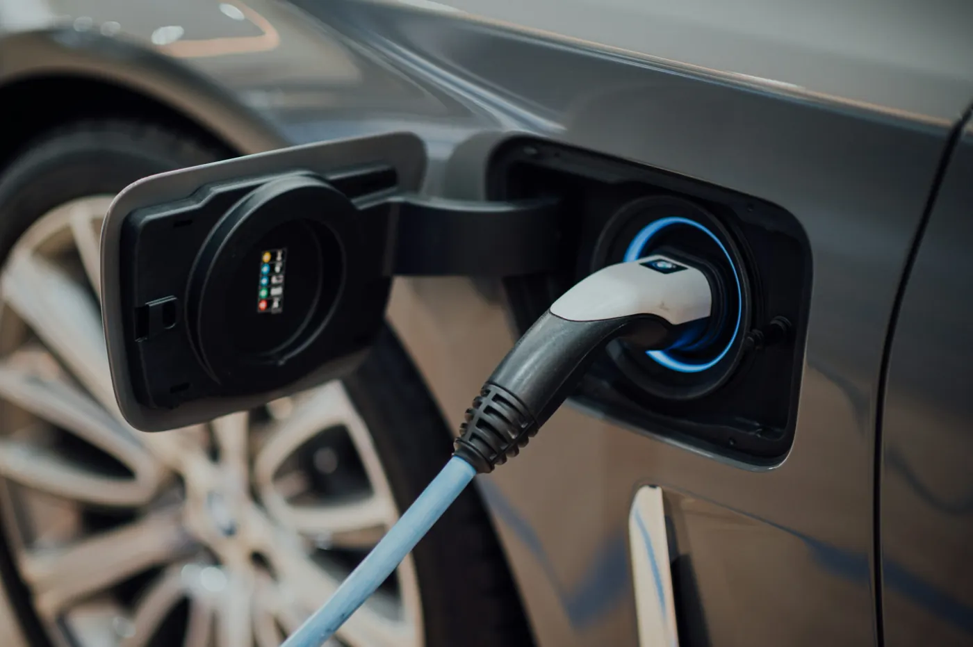 Cable de carga de vehículo eléctrico conectado al coche