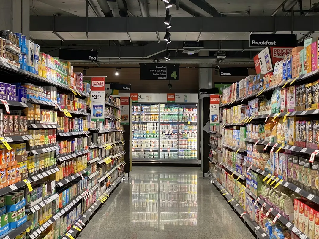 Pasillo del supermercado con estanterías surtidas