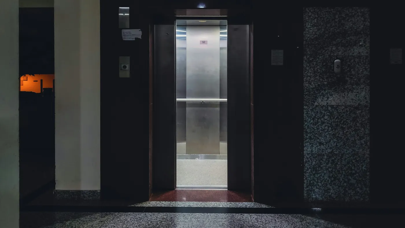 Ascensor con la puerta abierta en un edificio