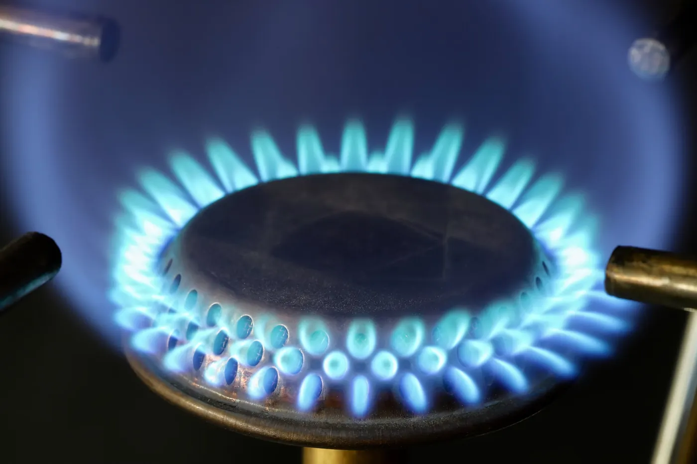 Primer plano de una llama azul en una cocina de gas