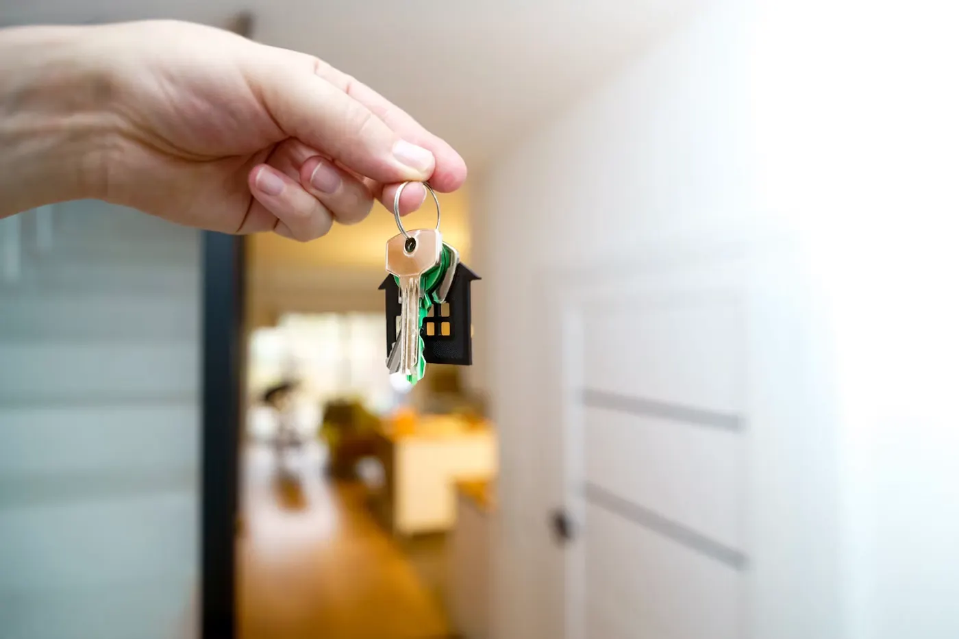 Llaves de vivienda ante la entrada de un edificio