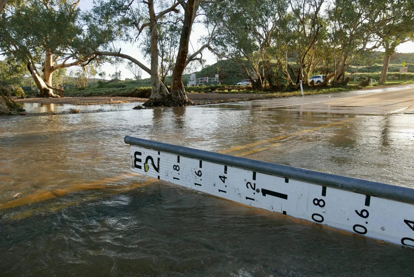 Un medidor de nivel de agua en un arroyo inundado