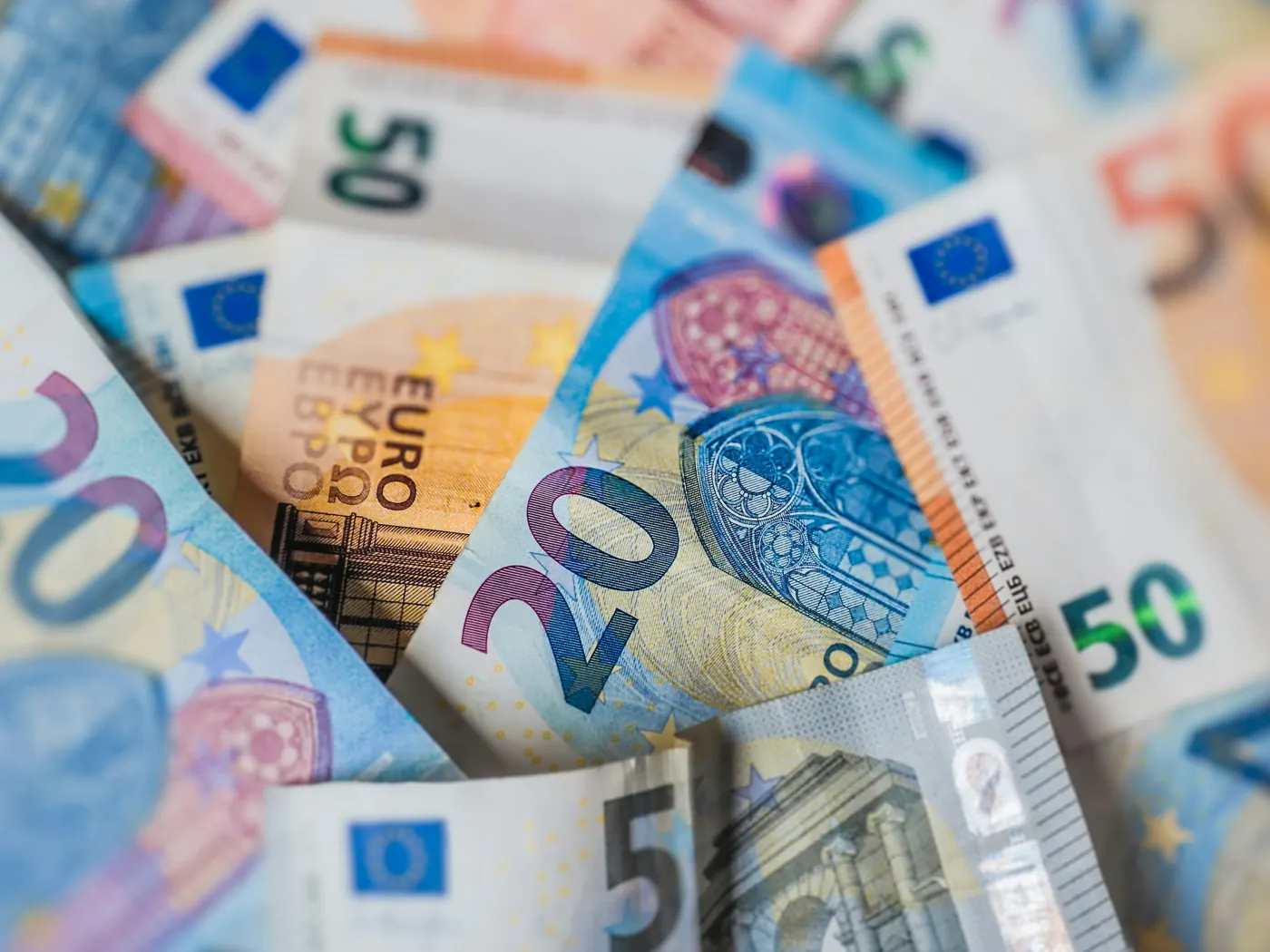 Un primer plano de varios billetes en euros
