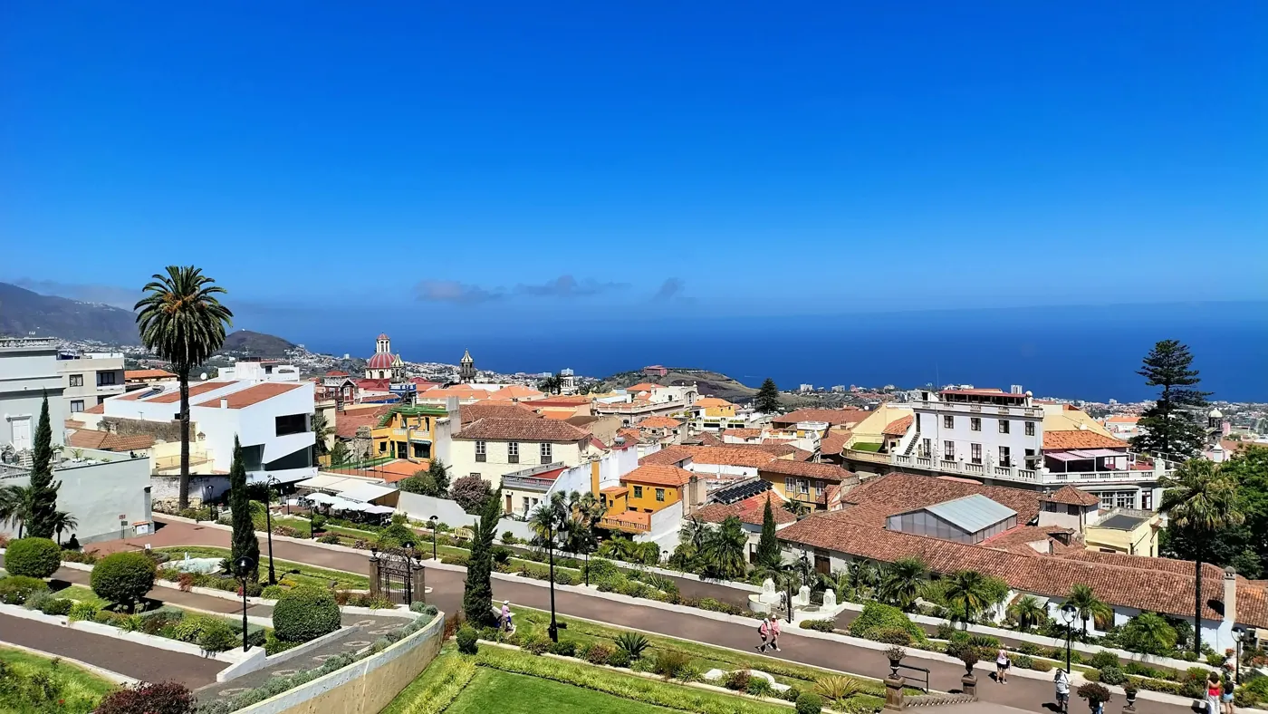 Una vista de la ciudad de La Orotava con tejados de terracota y el océano